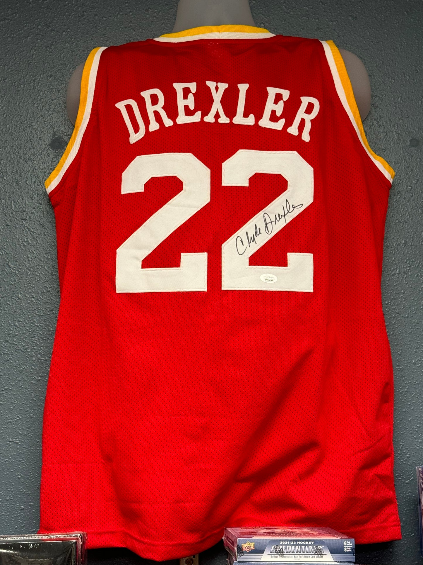 Clyde Drexler (Houston Rockets) autographed jersey w/ COA